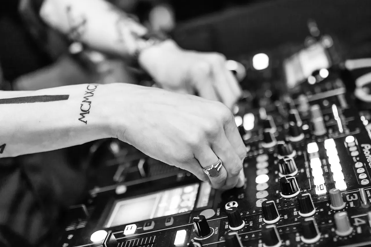 Clubbing in your 30s or 40s — embarrassing? Not at all — Pixabay