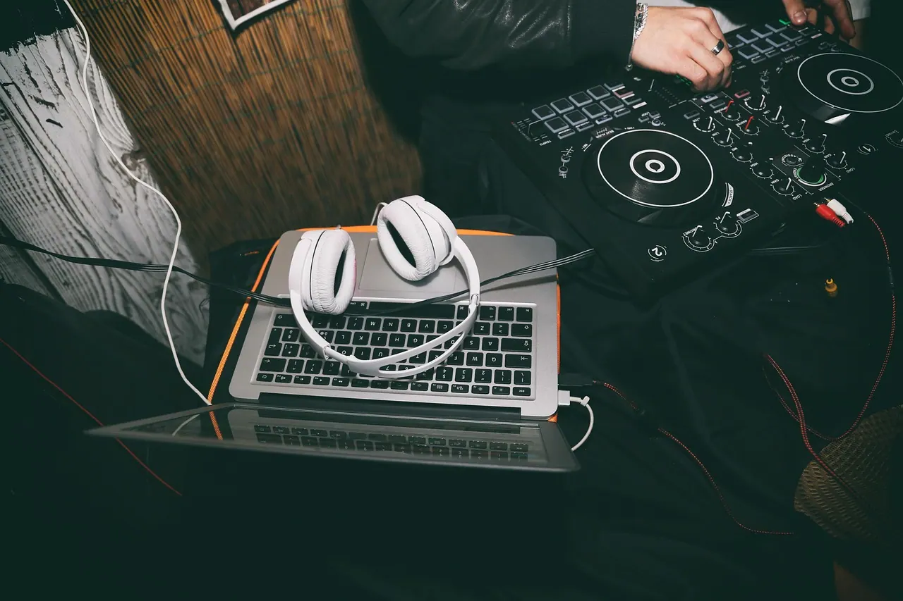 How much do I need to practice before my first DJ set? — Pixabay