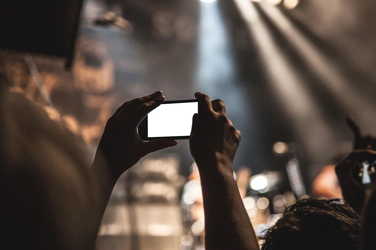 How to identify a track from a DJ set — Pixabay