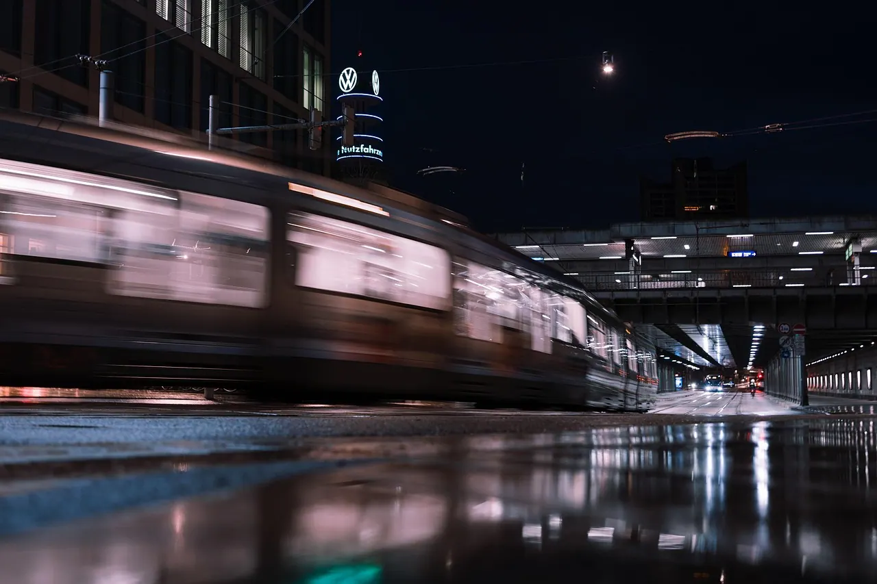 Leaving on the last train? Totally OK — Pixabay
