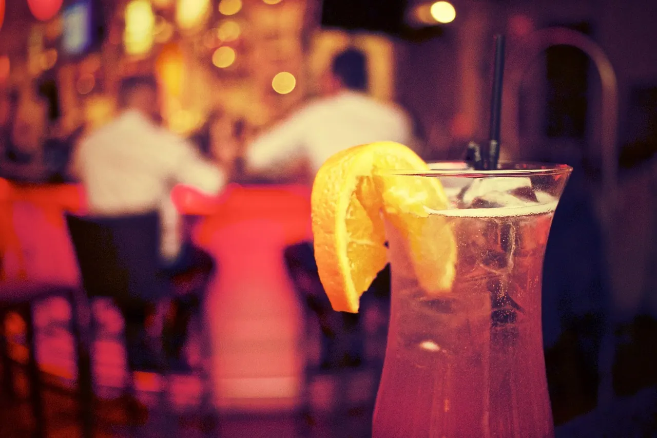 Where do I sit? And what are VIP tables? — Pixabay