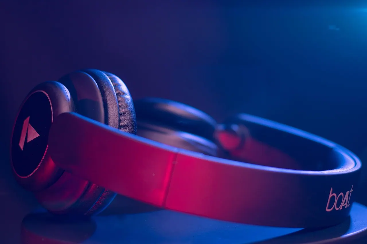Nothing I know is playing. What is the DJ even doing? — Pixabay